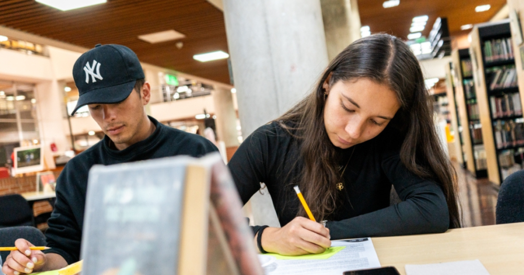 Imagen de usuarios escribiendo en bibliotecas públicas de Bogotá