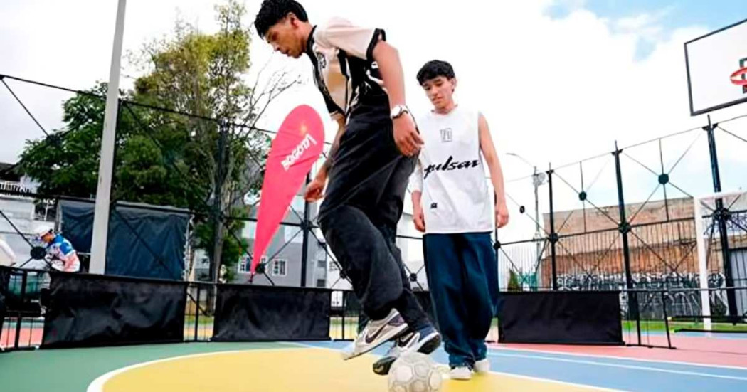 Foto que muestra dos hombres jugando fútbol 