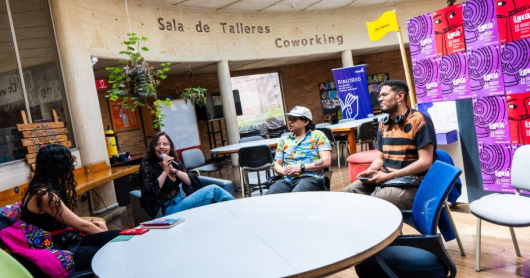 Imagen de personas reunidas en sala de talleres en BibloRed
