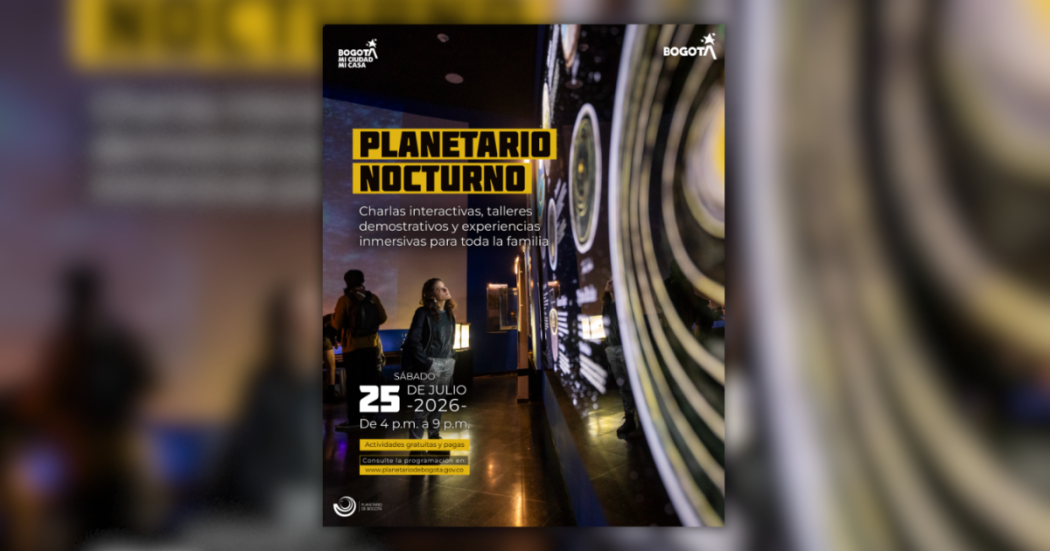 Imagen de mujer observando un tablero luminoso de planetas