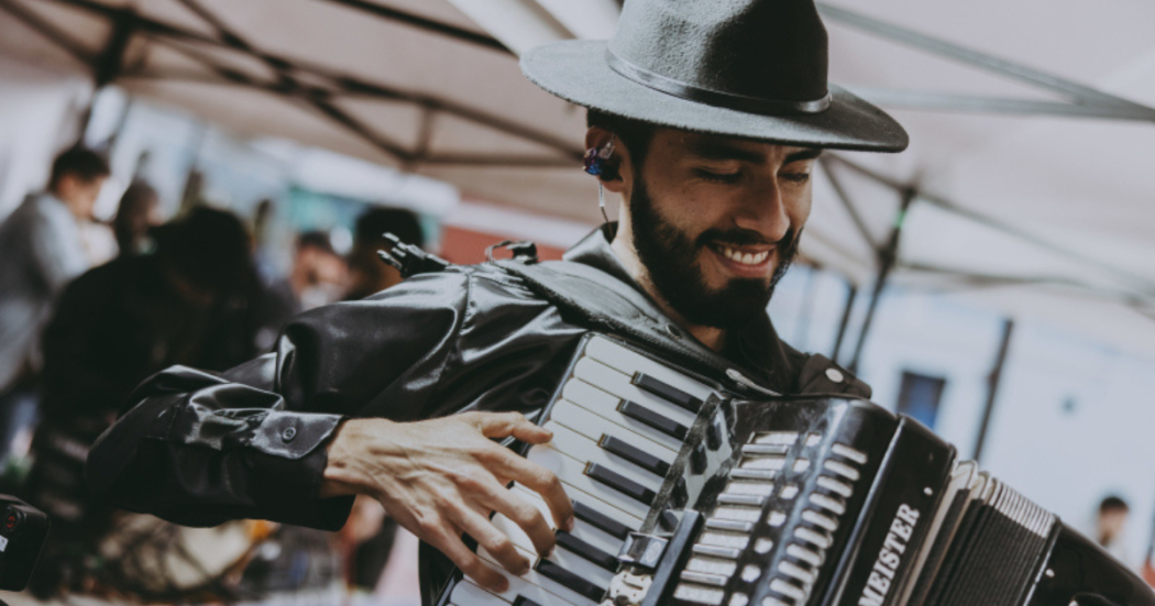 Imagen de un artista tocando acordeón 