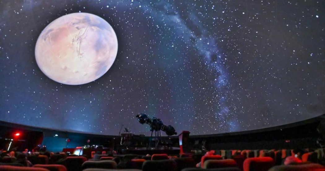 Imagen con fondo de luna con estrellas en el Domo del Planetario de Bogotá