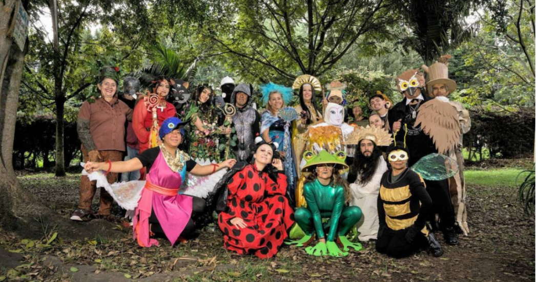Imagen del grupo de artistas con trajes típicos de la cultura múisca y varios animales.