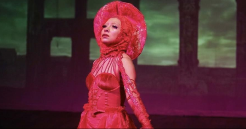 Imgaen de una mujer vestida con de rojo, también lleva una gorra del mismo color.