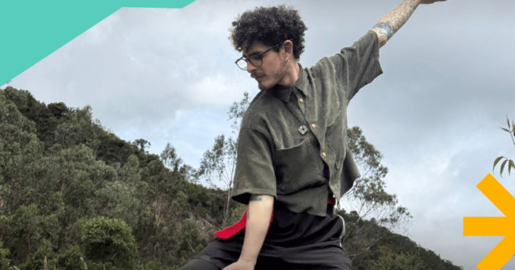 Imagen de un hombre joven participando en el taller.