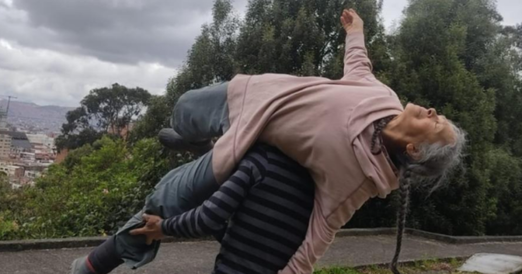 Imagen de una mujer mayor en un espacio exterior de la Casona de la Danza