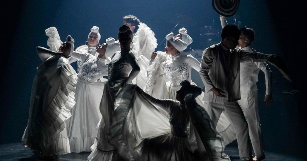 Imagen del grupo de bailarines vestidos con trajes típicos de cumbia.