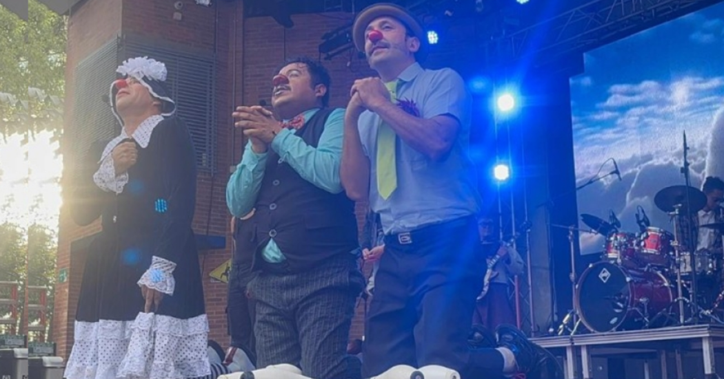 Imagen tres payasos protagonistas de la obra que se encuentran de rodillas..