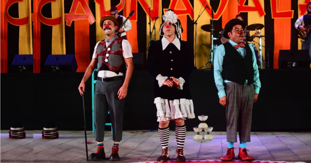 Imagen de dos payasos y una payasa en escena.