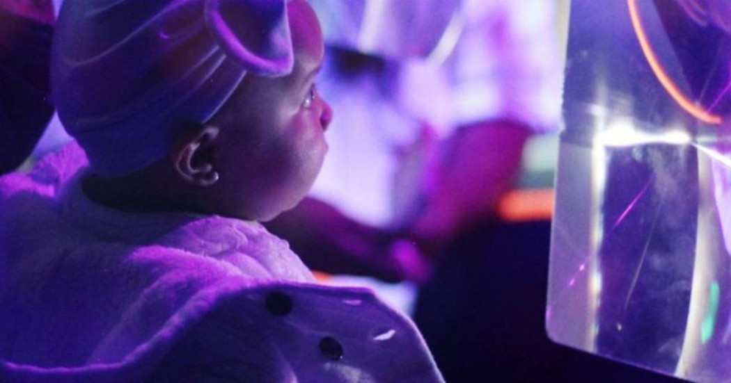 Imagen de bebé mirando reflejo de luces en taller 'Rayito'