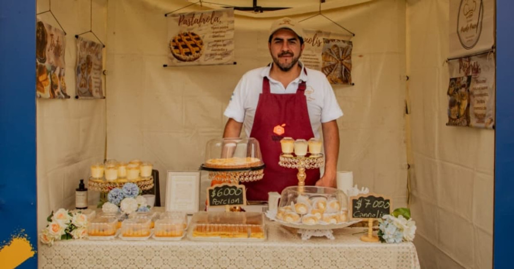 Foto de un hombre y su emprendimiento en el Festival de Los Postres y el Pan en Bogotá.