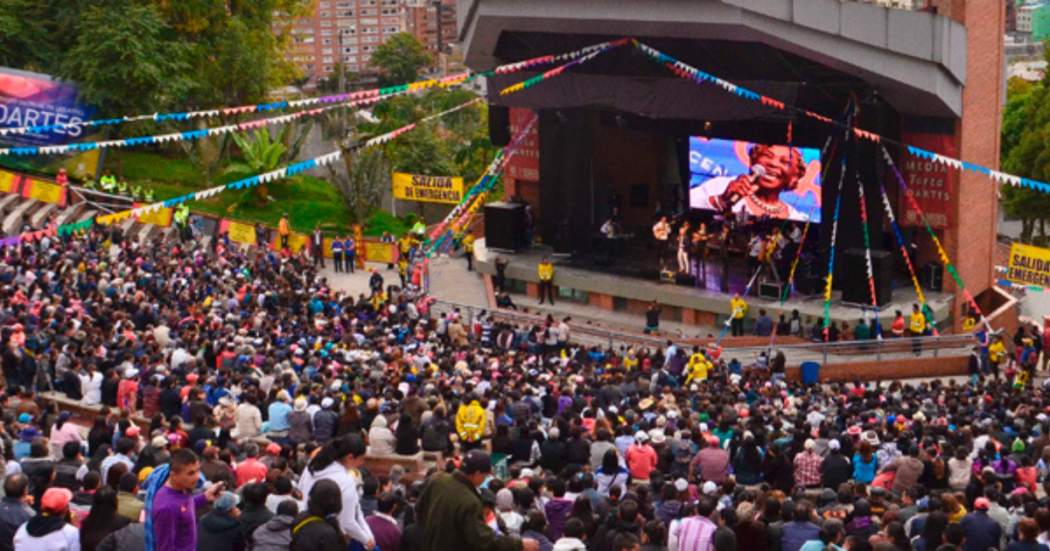 Imagen de la Media Torta Bogotá con asistentes