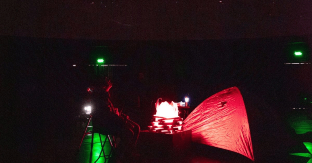 Imagen de un niño con una carpa en el Domo del Planetario de Bogotá