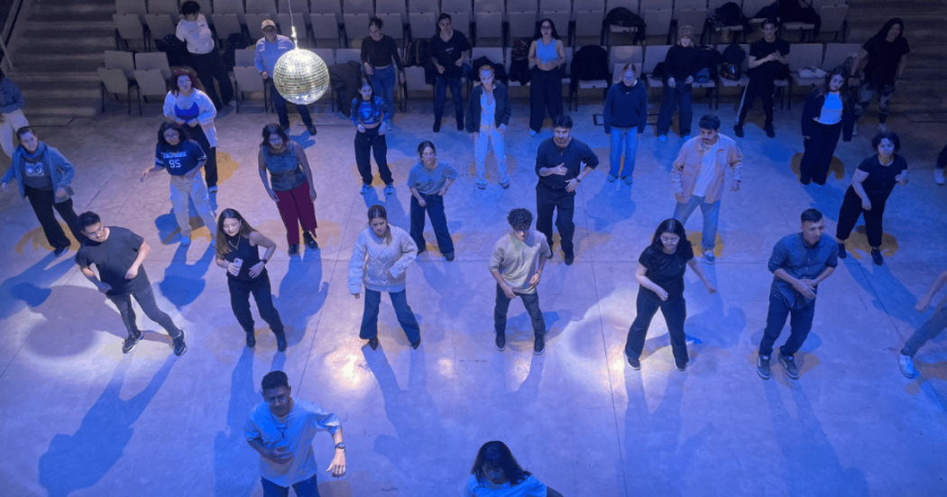 Imagen de varias personas tomando las clases de salsa y bachata en el CEFE Chapinero.