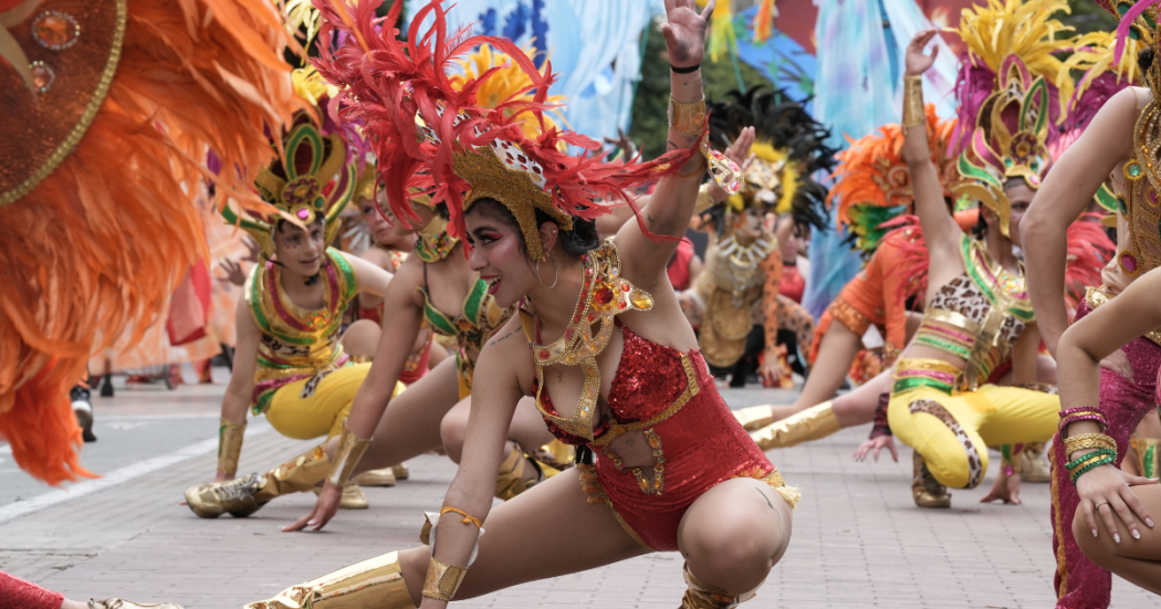 Imagen de comparsa bailando en vía pública