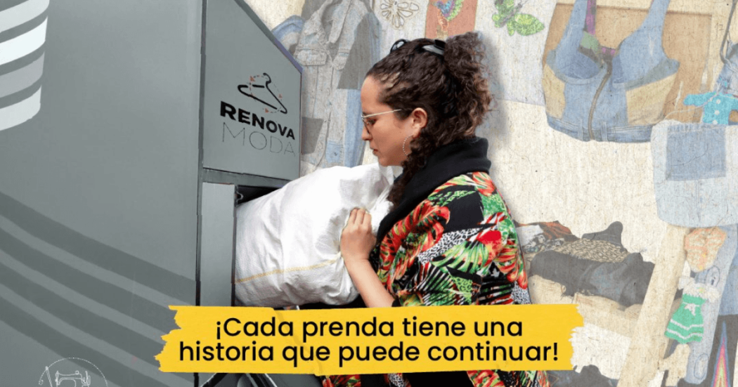 Persona deposita una bolsa blanca en un contenedor gris con el texto “Renova Moda”.