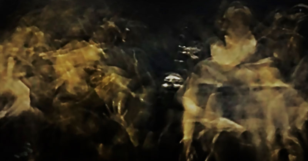 Imagen de sombras difusas de lo que parece ser dos personas.