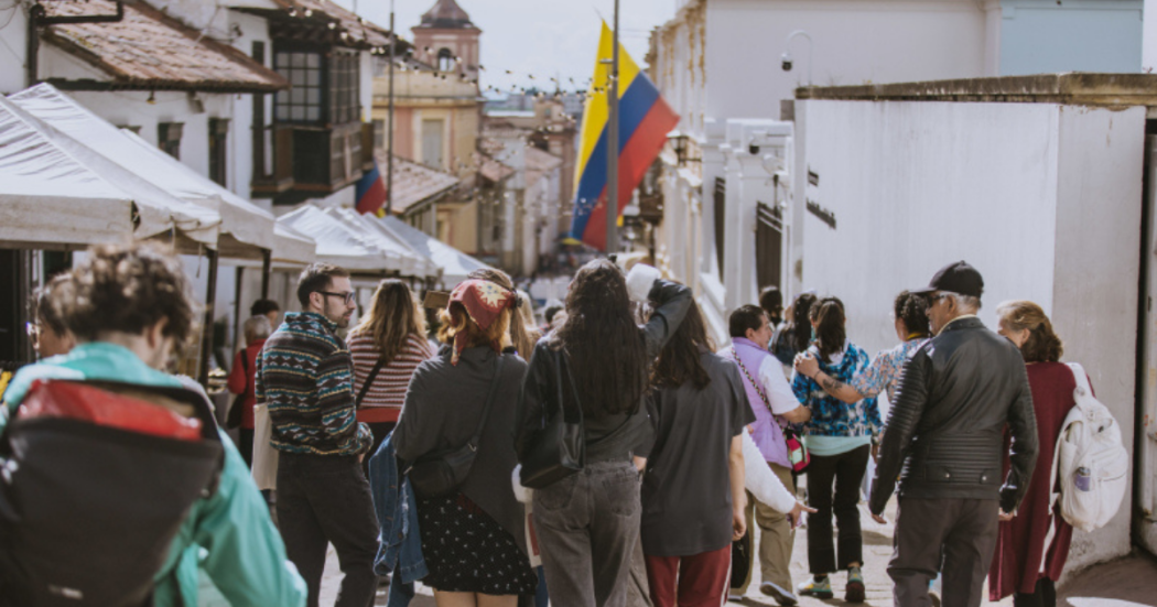Imagen de personas caminando por las calles del Centro de Bogotá