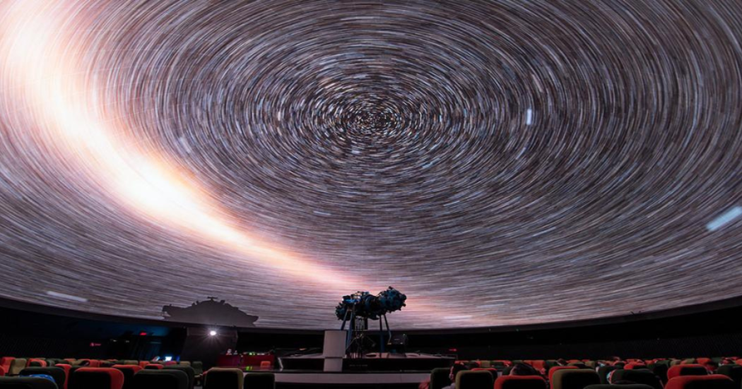 Imagen de fondo estrellado en el Domo del Planetario de Bogotá