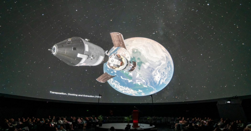 Imagen del Domo de Planetario con asistentes sobre la separación de un cohete en el espacio