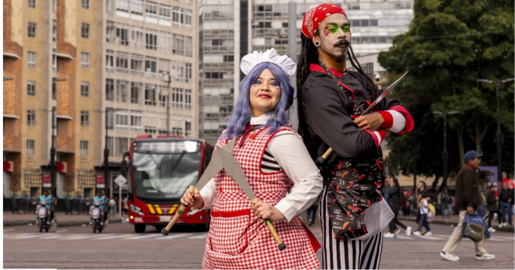 Imagen de una mujer vestida de cocinera y de un hombre vestido de pirata cocinero, de fondo se ve una parte de Eje Ambiental de Bogotá.