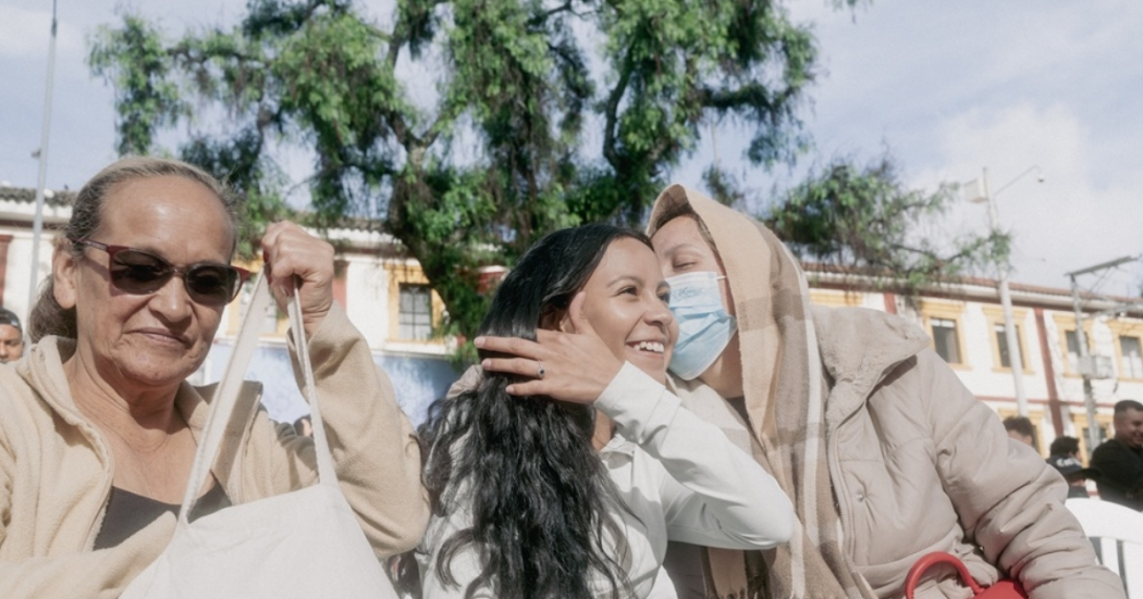 Imagen de tres mujeres sentadas en un parque.