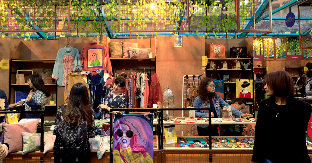 Imagen de varias estand de la Feria de Emprendedores donde hay personas comprando y mirando en una feria de emprendimientos en Bogotá.