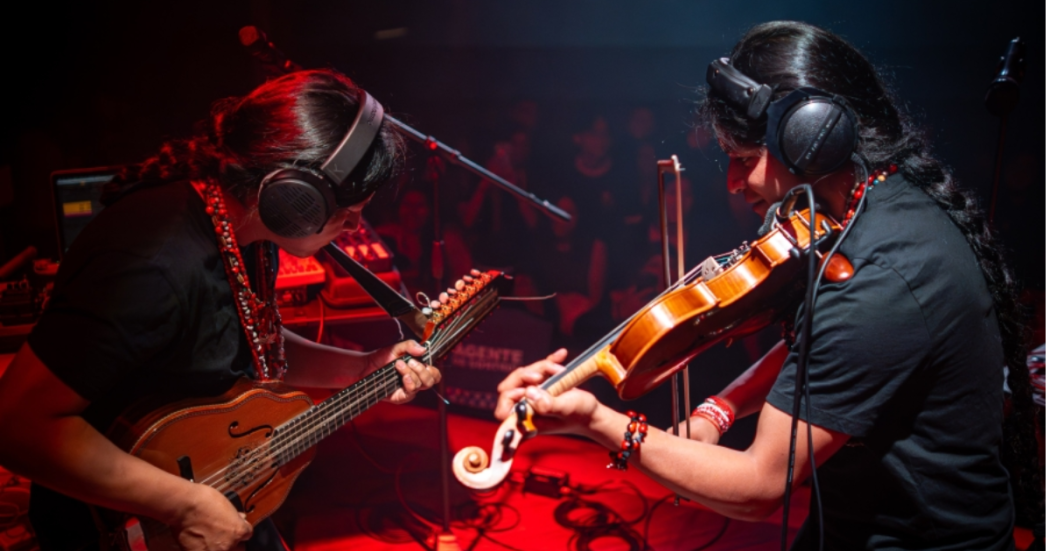 Imagen de dos hombres tocando violín.