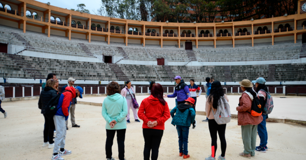 Imagen de varias personas en la Plaza Cultural La Santamaría disfrutando de esta experiencia.