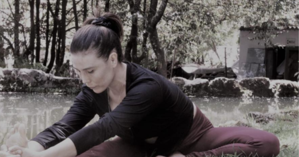 Imagen de una mujer sentada practicando yoga.