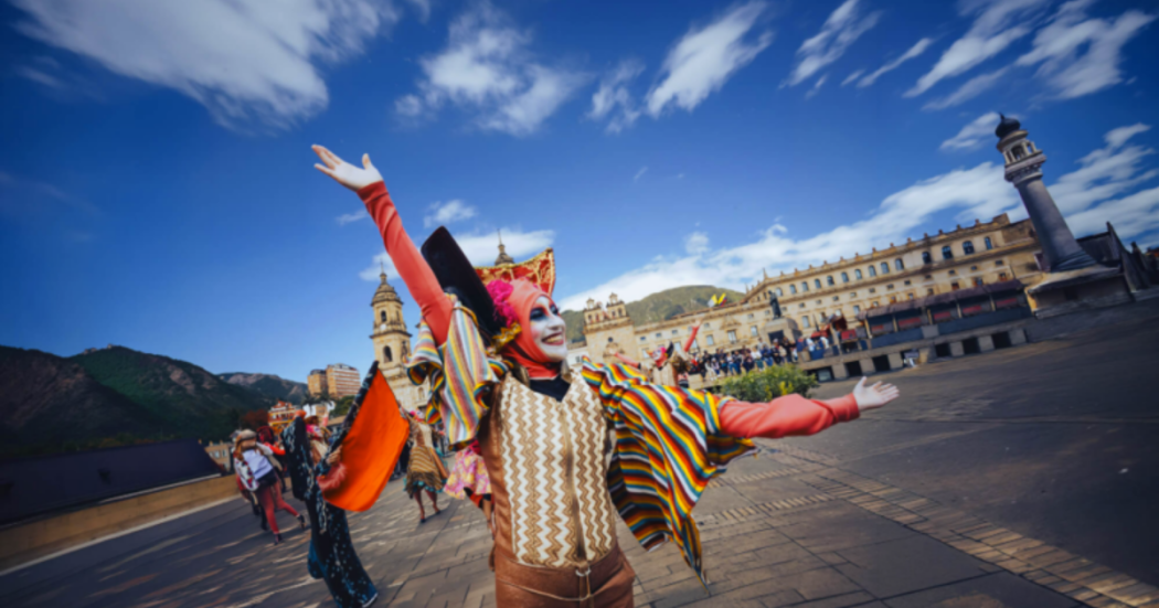 Imagen de un payaso de circo en la Plaza de Bolívar