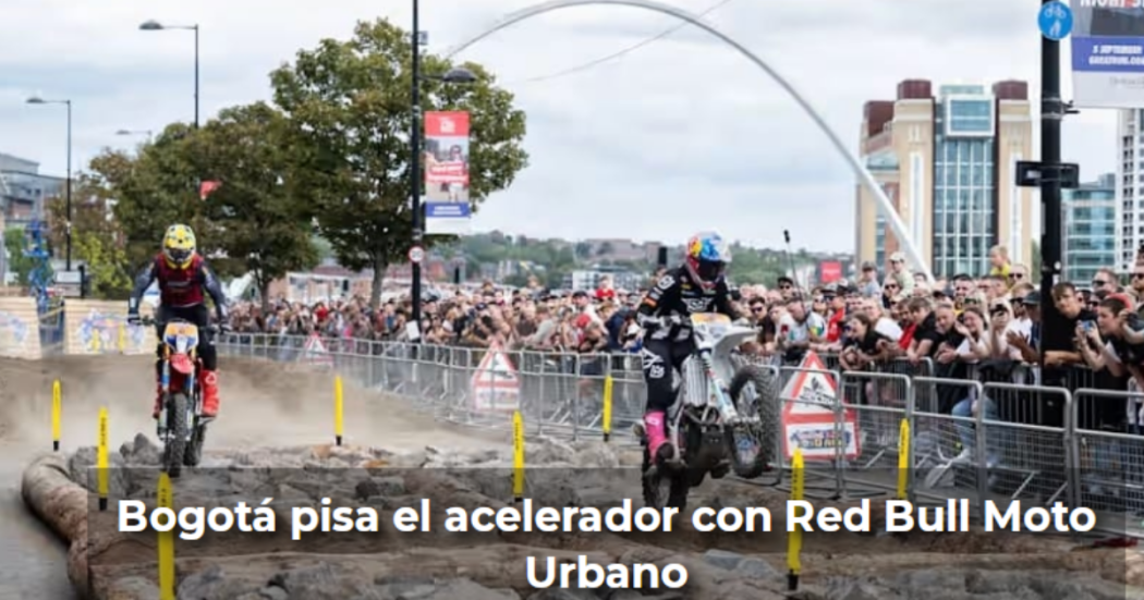 Imagen de muchas personas mirando una competición de motos en una calle de Bogotá adecuada para este espectáculo.