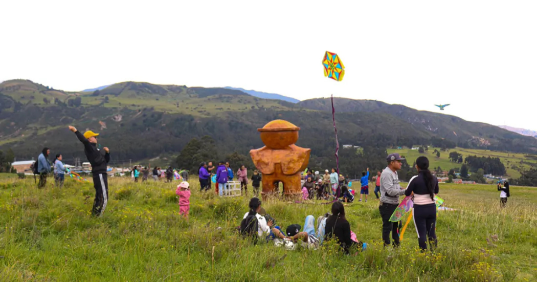 Imagen de personas con cometas en Parque Arqueológico y del Patrimonio Cultural de Usme —PAPCU.