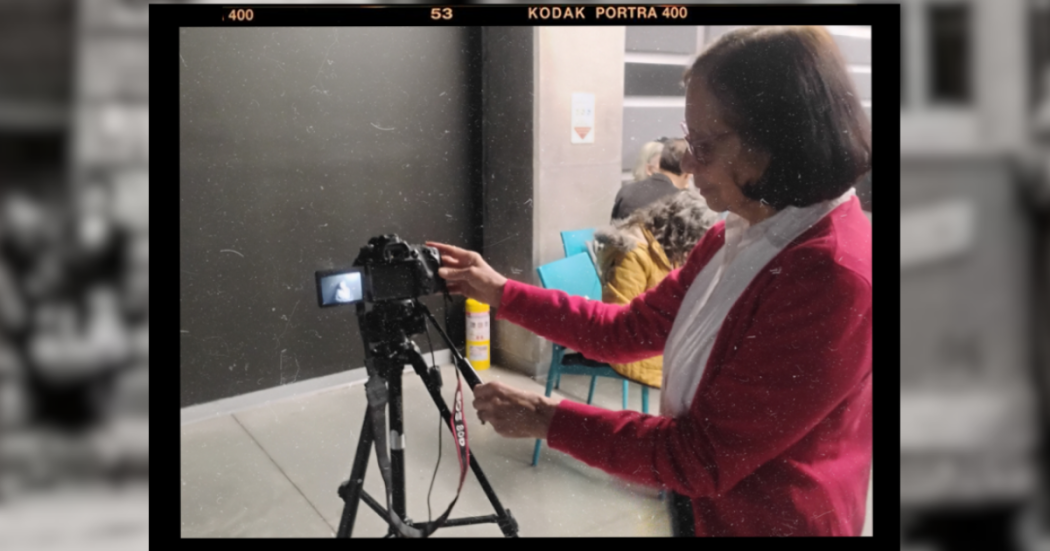 Imagen de mujer adulto mayor haciendo un video en la Cinemateca de Bogotá