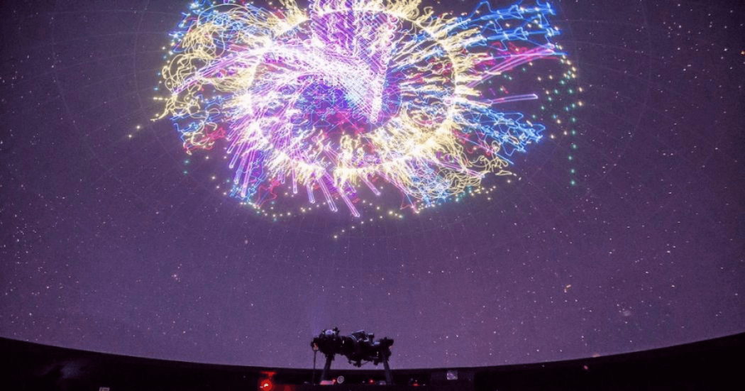 Imagen de diferentes luces en pantalla del Domo del Planetario de Bogotá