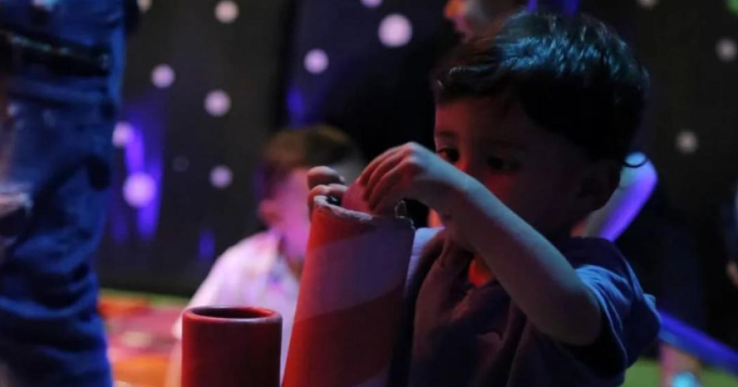 Imagen de niño jugando en el Planetario de Bogotá.