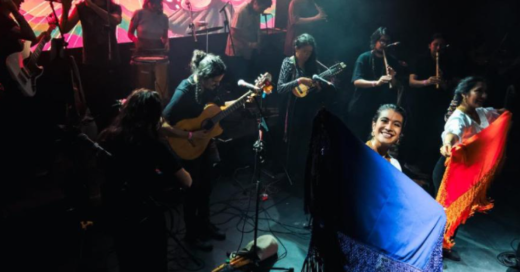 Imagen de un grupo de música nariñense y dos mujeres que bailan.