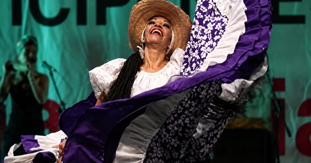 Imagen de una mujer vestida con traje típico. 