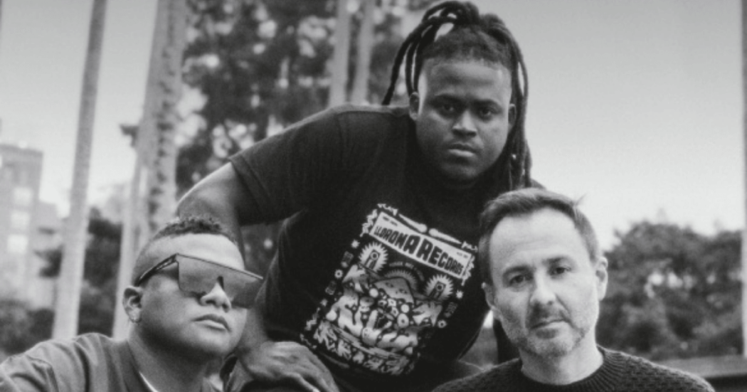 Imagen de Diego Gómez aka Cerrero junto a Juan Carlos ‘Cankita’ Diego Gómez aka Cerrero de Llorona Records y Discos Pacífico, se une a Juan Carlos ‘Cankita’ Mindinero y William Martínez en blanco y negro