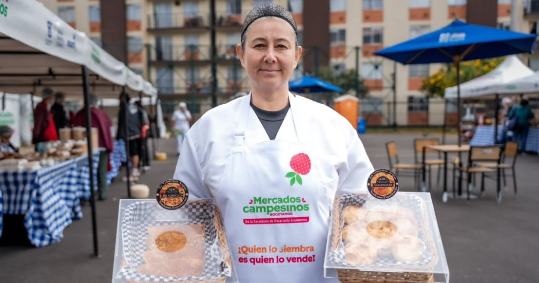 Foto de una mujer en una feria de Mercados Campesinos de Bogotá.
