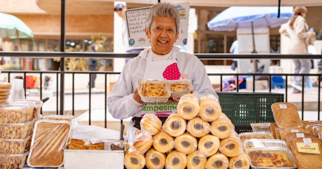 Foto de una mujer en una de las ferias de Mercados Campesinos en Bogotá.