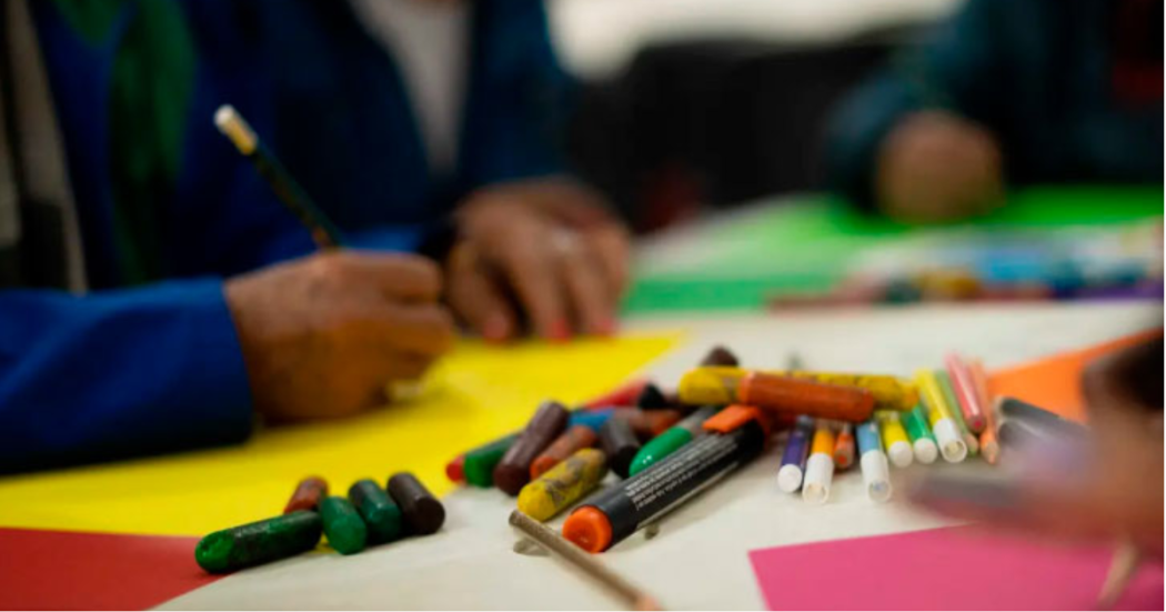 Foto de unos colores en una mesa 