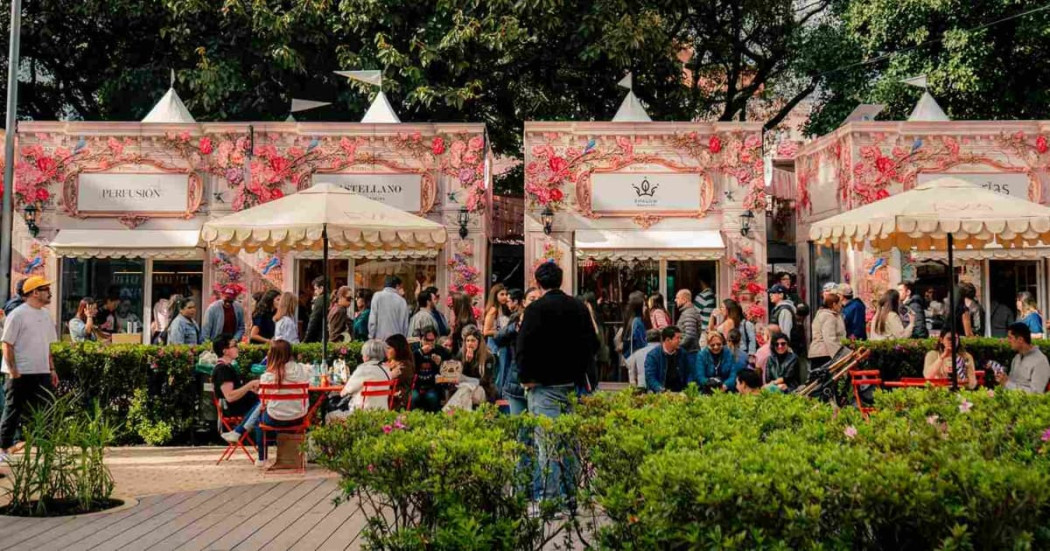 Foto de stands de la feria EVA en el Parque de la 93 de Bogotá.