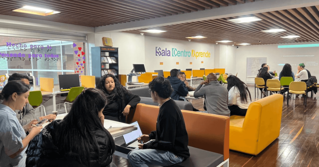 Imagen de personas en trabajos en grupo en Sala Centro Aprende de Biblored