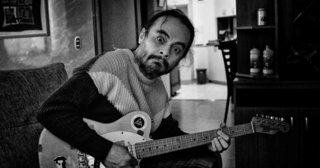 Foto de Edson Velandia tocando una guitarra.