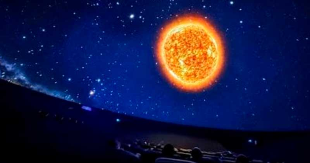 Imagen de una proyección en Maloka donde se ve el firmamento durante un eclipse.