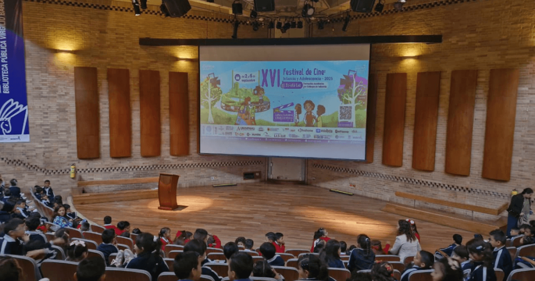 Imagen de pantalla de cine LumiFestCine 2026 en biblioteca pública de Bogotá