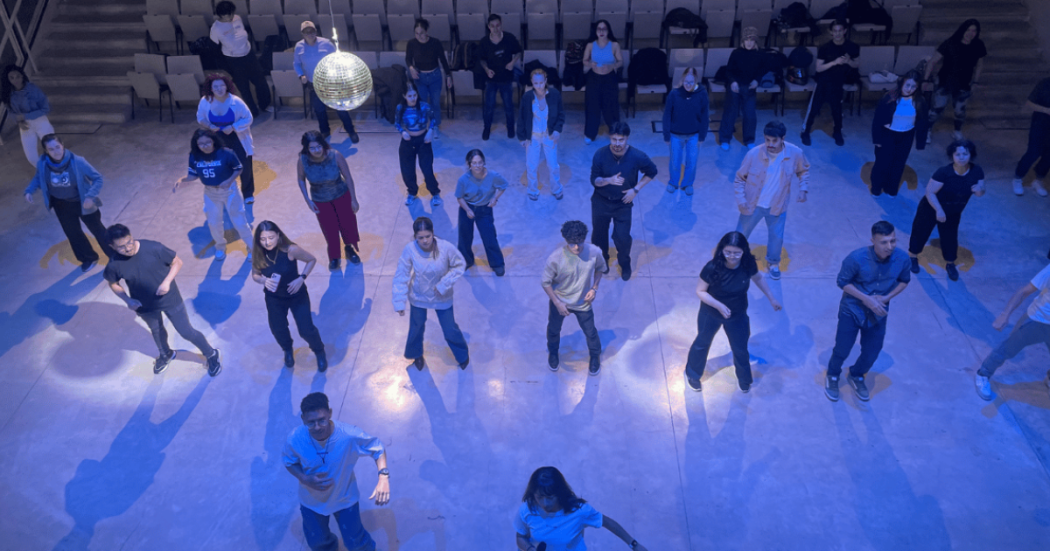 Imagen de varias personas tomando las clases de salsa y bachata en el CEFE Chapinero.