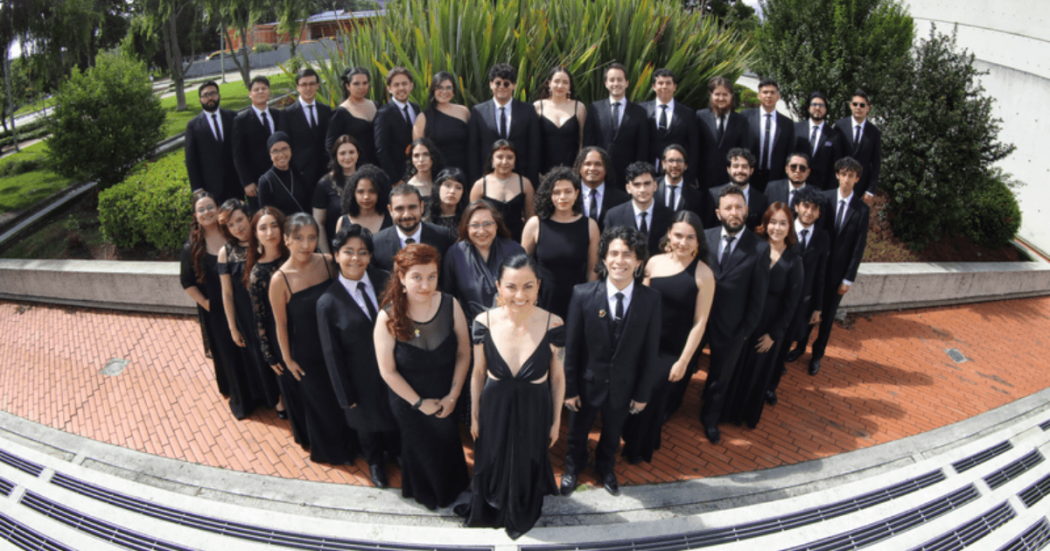 Imagen de integrantes 'Coro Filarmónico Juvenil' con trajes de gala negros 