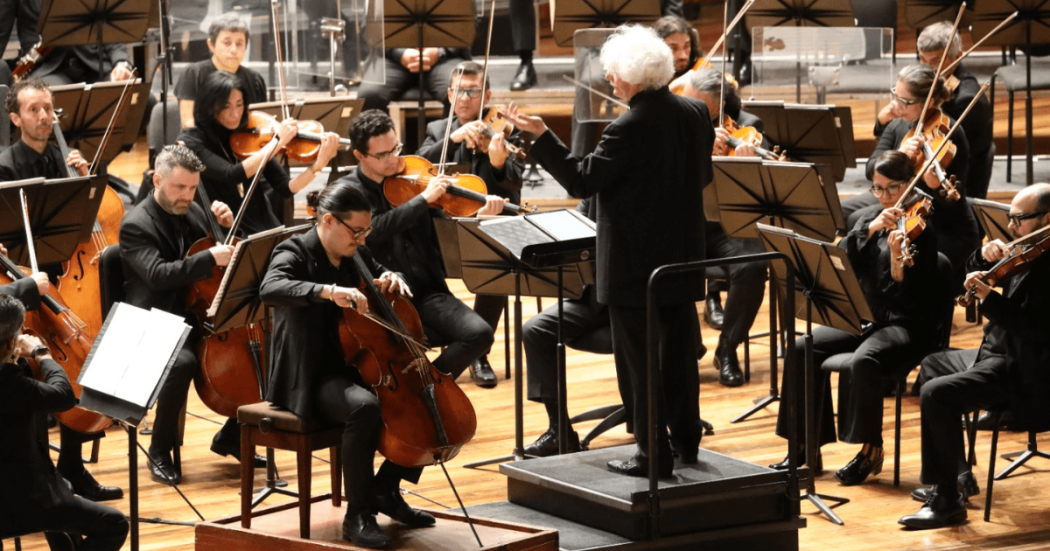 Imagen de Santiago Cañón-Valencia (violonchelo) y Guerassim Voronkov (dirección de orquesta) con la Filarmónica de Bogotá.